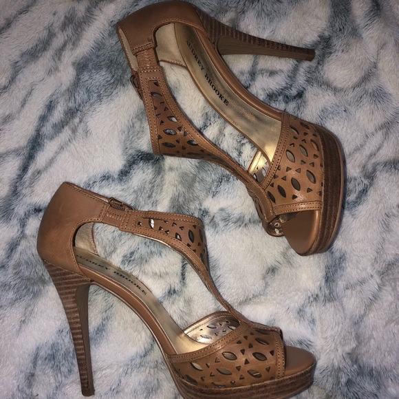 Audrey Brooke tan stilettos sandals heels - Picture 3 of 5